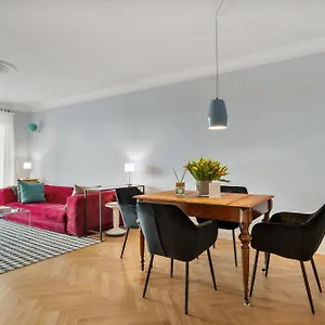 Cls Zentrale City-wohnung In Mit E-laden Und Tiefgarage, Grosser Balkon, Blick Ueber Hamburg, Parkplatz, Cafe Im Haus, Bushaltestelle Direkt Gegenueber, Flex Check In Apartment